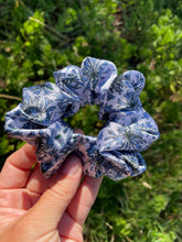 Load image into Gallery viewer, Silky Agapanthus Scrunchie
